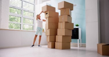 Komik Taşınma Kazaları. Evde Karton Kutular Düşüyor