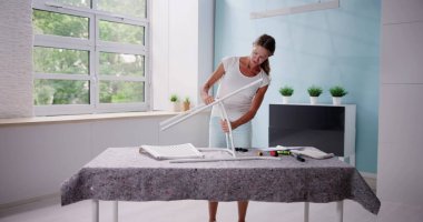 Ev Geliştirme Kurulumu Yeni Mobilyalar. Karışık Kadın