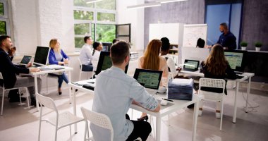 Çeşitli Gruplarla Ofiste İş Toplantısı Tartışması