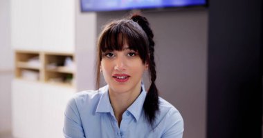 Güvenilir Kadın Video Konferansı Sohbet Portresi Video Konferansı