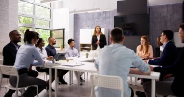 Ofis Odası 'ndaki Şirket Toplantısı. Çeşitli İş Takımları
