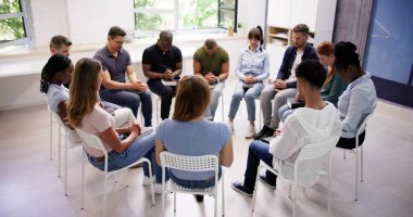 Hıristiyan Grubu İncil 'le İsa' ya Dua Ediyor