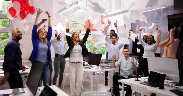 Çalışanları Ofiste Doğum Günü Partisini Kutladı — Stok fotoğraf