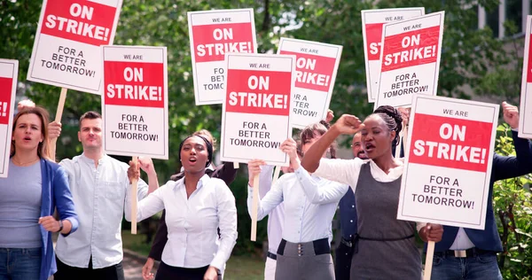 労働者は市内でデモをストライキする 労働組合行進について プロテスタントラリー — ストック写真