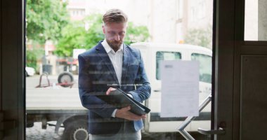 Mübaşir Borç Koleksiyoncusu Ön Kapıyı Çalıyor