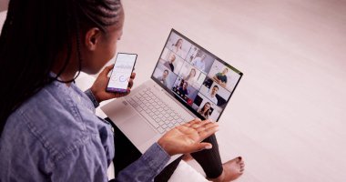 Bilgisayarda Video Konferansı İş Dünyası Webinar İzleniyor