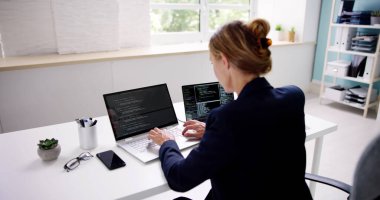 İki tam zamanlı işte çalışan fazla çalışan kadın.