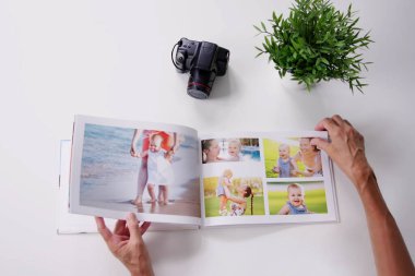 Fotoğraf Albümüne ya da Fotoğrafa Bakan Kadın