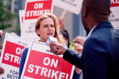 İşçiler şehirde gösteri yaptı. İşçi sendikası yürüyüşü. Protesto Toplantısı
