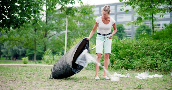 ごみの除去女性がゴミやゴミ収集を行う — ストック写真