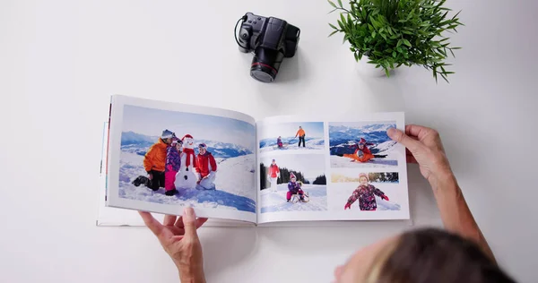 Menatap Album Foto Keluarga Buku Memori — Stok Foto