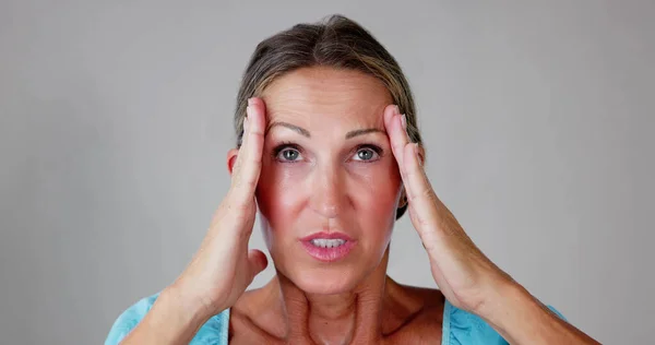 Besorgte Frau Mit Migräne Und Kopfschmerzen — Stockfoto
