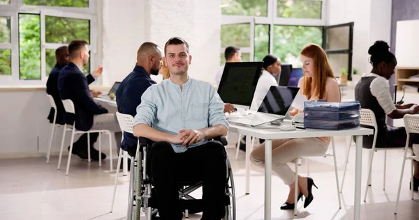 Ofis Işyerinde Engelli Adamları Şçi Takımı — Stok fotoğraf