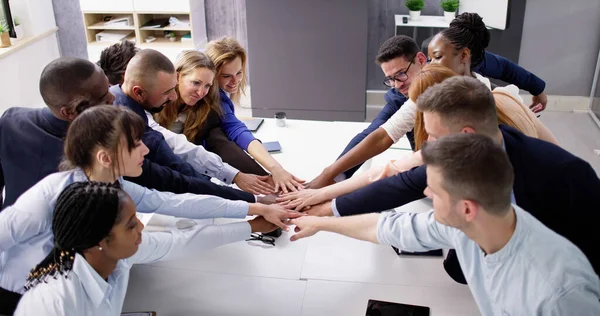 Diverse Business Team Stacking Hand Gruppengelübde — Stockfoto