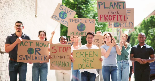 地球環境活動 グリーンチェンジバナーを持つ人々 — ストック写真