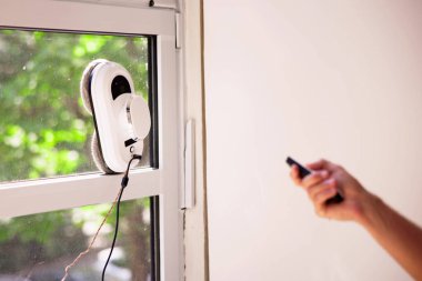 Otomatik Cam Yıkama. Robot Aygıt Makinesi