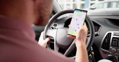 Cep Telefonu Dokunmatik Ekranında GPS Navigasyon Haritası Olan Araba