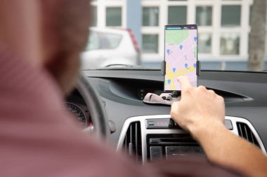 Cep Telefonu Dokunmatik Ekranında GPS Navigasyon Haritası Olan Araba