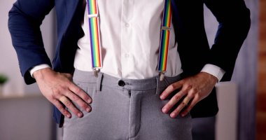 Gökkuşağı Bayrağı Kutlaması LGBT Freiendly Ofisinde Pantolon Askısı Giymek