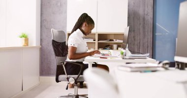 Ofis Masasında Bilgisayar Yakınındaki Uzatma Egzersizi