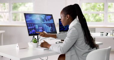 Finansal Analiz Grafikleriyle KPI Kontrol Paneli kullanan Afrikalı Danışman