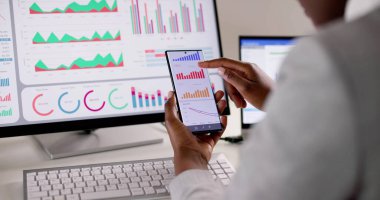 Uzaktan Konferans Giysisi ve Bilgisayarda KPI Kontrol Paneli Çizelgesi