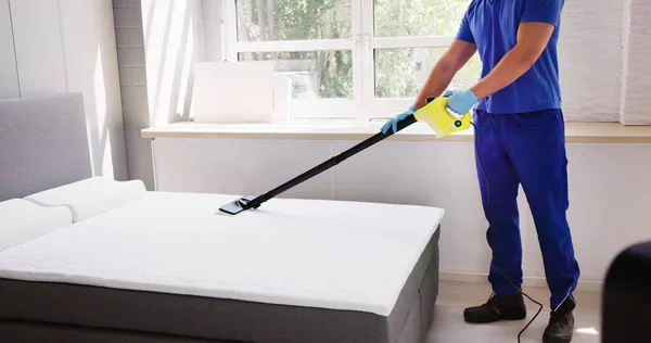 Schoonmaken Bed Matras Met Stoommachine Behandeling Van Bedwantsen — Stockfoto