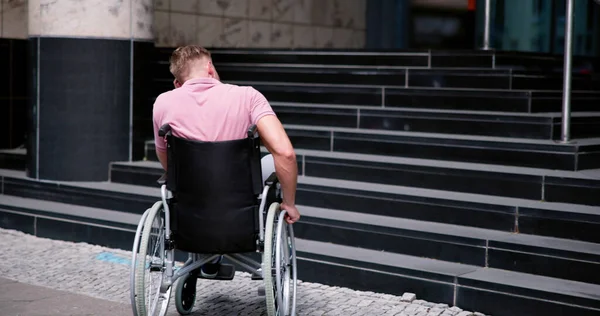 Uomo Paralizzato Con Problemi Accesso Alla Scala Disabili — Foto Stock