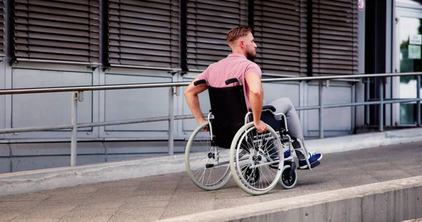 Uomo Con Disabilità Fisica Sedia Rotelle Sulla Rampa All Aperto — Foto Stock