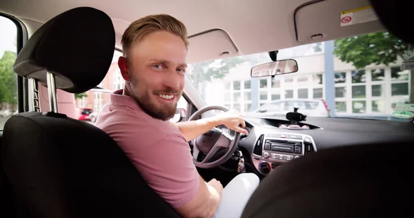 Podekscytowany Szczęśliwy Kierowca Samochodowy Człowiek Uśmiech Wewnątrz — Zdjęcie stockowe