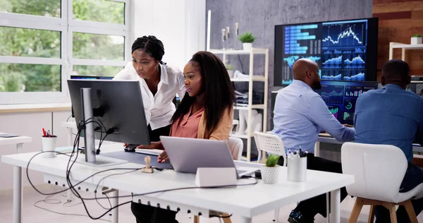 African Financial Data Analysts Using Performance Dashboard Screens Office — Stock Photo, Image