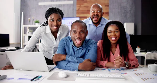 Şirket Başarı Kutlaması Yerinde Afrika Grubu Bilgisayar Kullanıyor — Stok fotoğraf