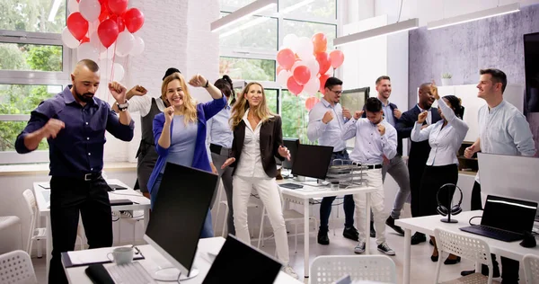 オフィスで幸せなビジネスチームワーク ジョブの成功とセレブレーションパーティーダンス — ストック写真
