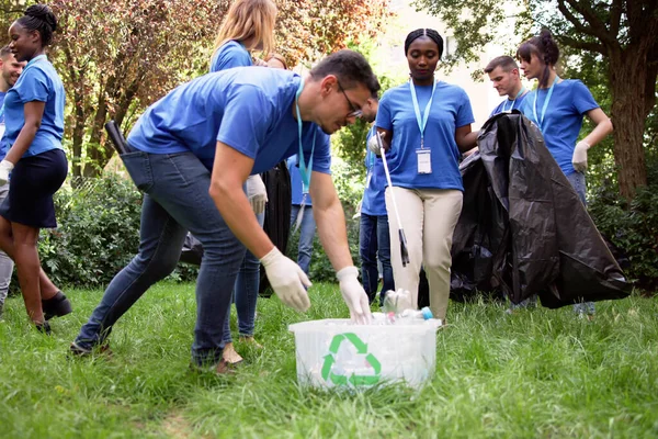 Gönüllüler Çöpten Çöpten Parkı Temizliyor Çevre Ekoloji — Stok fotoğraf