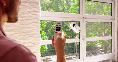 Otomatik Cam Yıkama. Robot Aygıt Makinesi