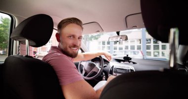 Heyecanlı Mutlu Araba Şoförü İçerde Gülümse
