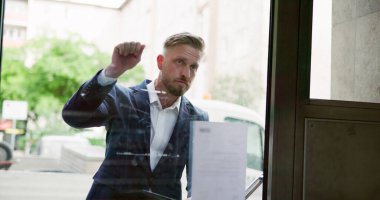 Mübaşir Borç Koleksiyoncusu Ön Kapıyı Çalıyor