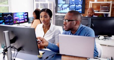 Afrika Mali Veri Analistleri Ofisteki Ekranlarda Performans Kontrol Paneli Kullanıyor