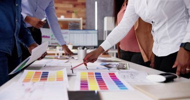 Tasarımcı Grubu Özel Ev Kaldırma Masasında Tartışıyor