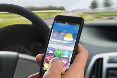 Araba Sürerken Cep Telefonu Kullanan Bir Kişinin Elinin Yakın Çekim