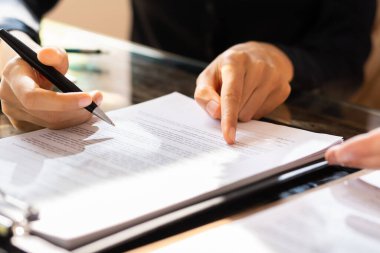 İki İş Adamının Yakın Çekimi Masa Üzerinde Kontrat Kağıdı Üzerinde Çalışıyor