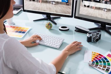 Çoklu Bilgisayar Ekranları Üzerinde Çalışan Grafik Tasarımcı Sanatçısı