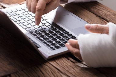 Bir işadamının'ın el dizüstü kullanarak el yaralanması ile yakın çekim