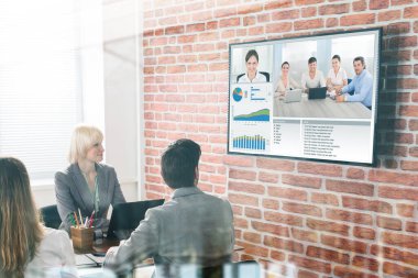 Video konferans Boardroom içinde olan iş adamları grubu