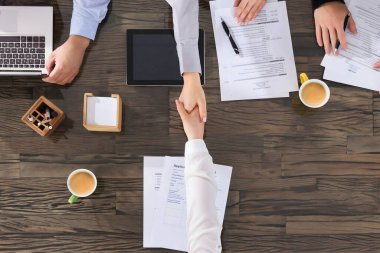 Grup Kurumsal işe alım subay aday ile el sallayarak görüşme için geldi