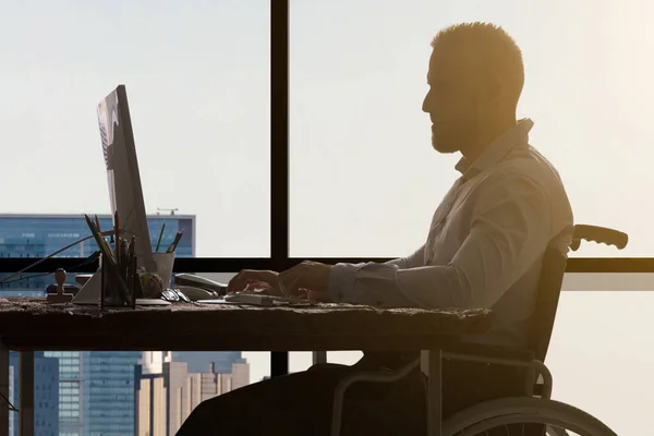職場でコンピューターを使用して車椅子に座っている無効の実業家 — ストック写真