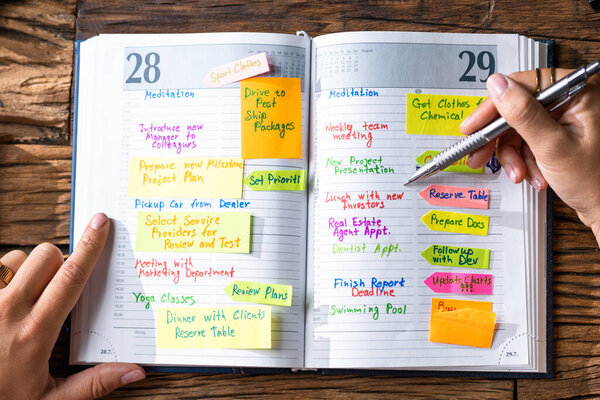 Повестка дня календаря или организатор за столом