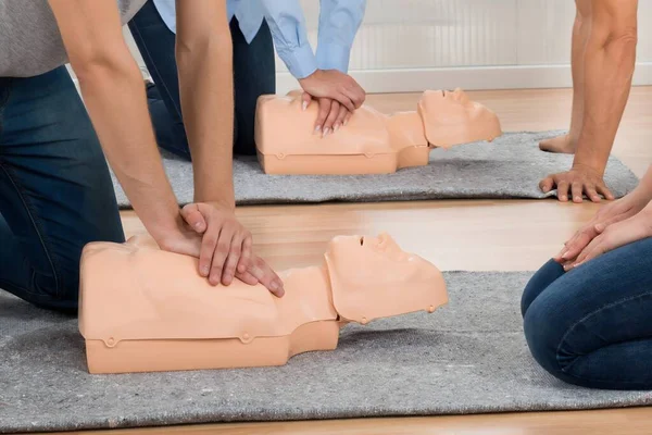 Group Students Learning Cpr Dummy Class — Stock Photo, Image