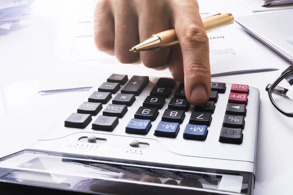 Средний Раздел Бизнесмена Расчета Налогов Помощью Калькулятора Ноутбуком Столе Офисе — стоковое фото