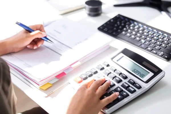 Geschäftsfrau Berechnet Steuer Schreibtisch Büro — Stockfoto